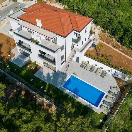 Paola & Karla With Pool Apartmán