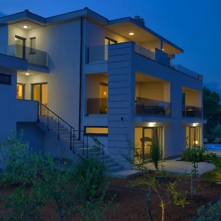 Paola & Karla With Pool Apartmán