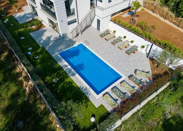 Paola & Karla With Pool Daire Krk Town