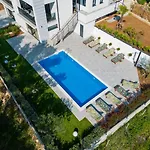 Paola & Karla With Pool Apartament Veglia