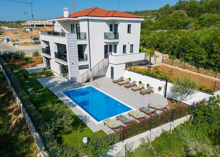 Paola & Karla With Pool クルク