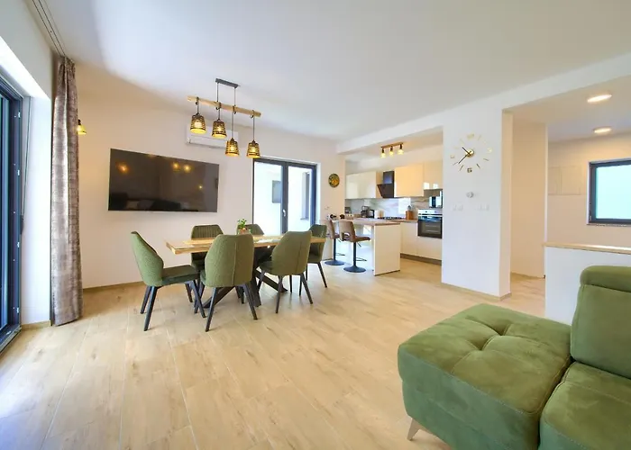Paola & Karla With Pool Daire