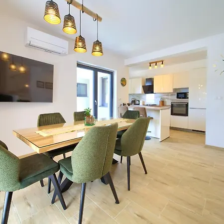 Paola & Karla With Pool Apartament *