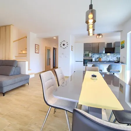 Paola & Karla With Pool Apartament *