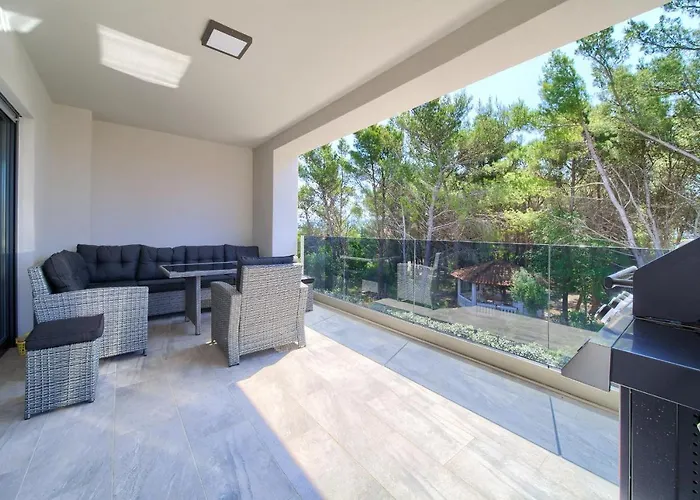 Paola & Karla With Pool Apartment *